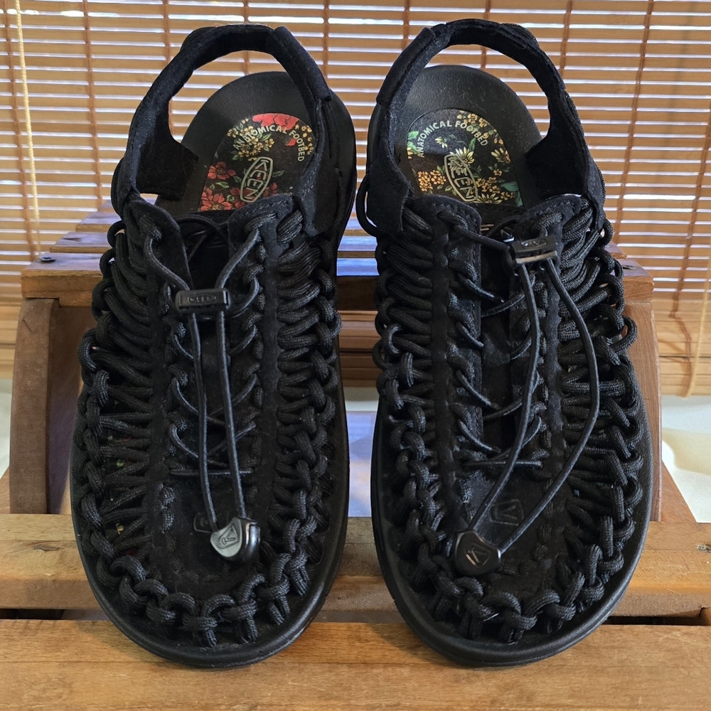 Women's UNEEK Sneaker